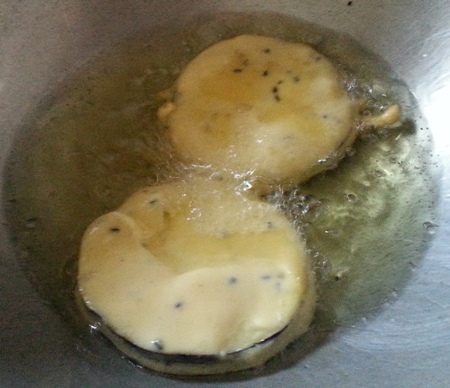 Batter fried brinjal slices for Bengali Eggplant Fritters Recipe