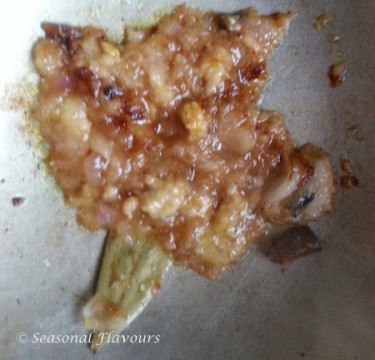 Fry onion paste for fish curry
