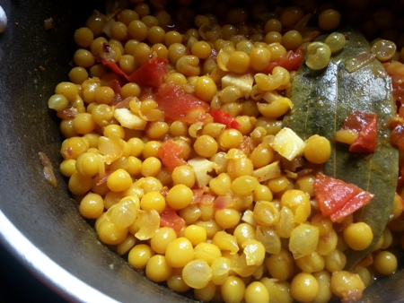 Add boiled yellow peas to ghugni gravy