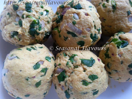 Form balls from the dough for fenugreek paratha recipe