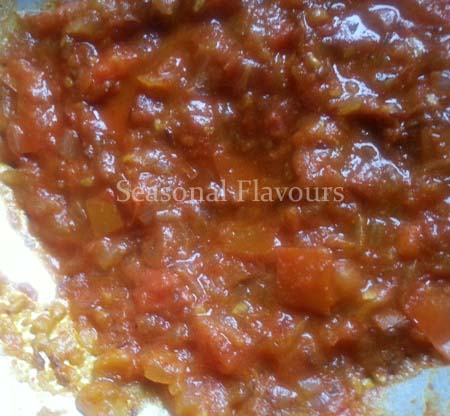 Add spice powders to kidney bean curry recipe