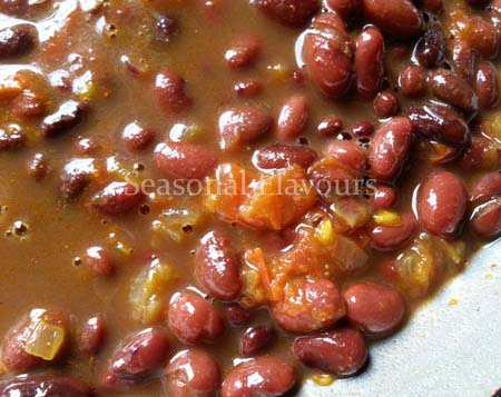 Add cooking liqueur to curried beans for beans curry recipe