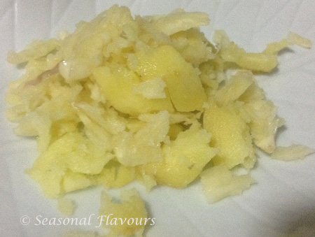 Add crushed garlic to Kerala veg curry preparation