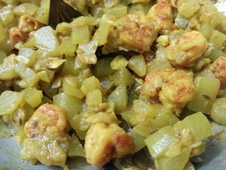 Cook bottle gourd and prawns