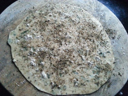 Sprinkle dry mix over mint leaves stuffed paratha