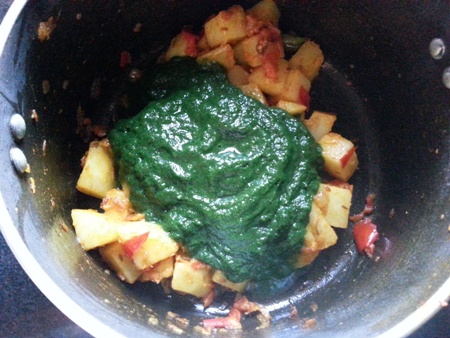 Add spinach puree to vegan palak aloo