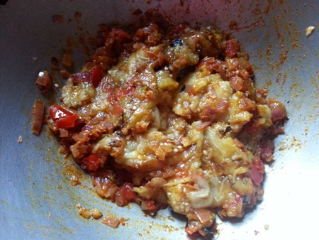 Add mashed eggplant pulp to tomato-onion fry