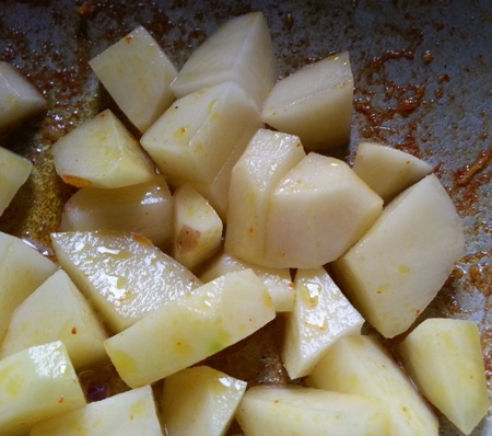 Saute potatoes for prawns in mustard sauce