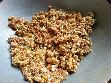 Combine chopped nuts and dry fruits