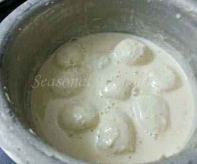 Add rasgullas to milk for rasgulla payesh recipe