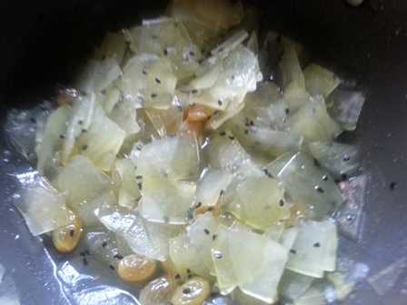 add raisins to kacha papaya chutney