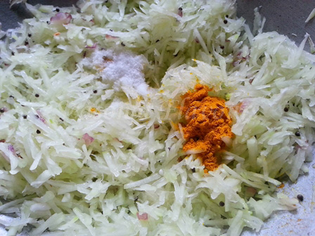 Add spices for pacha papaya recipe