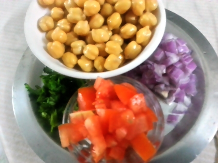 ingredients for chickpea tomato salade