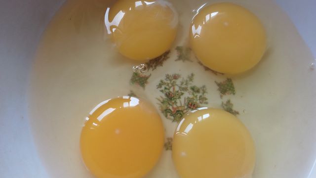 Fresh eggs for scramble