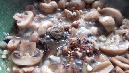 Chilli flakes in pan-seared mushrooms