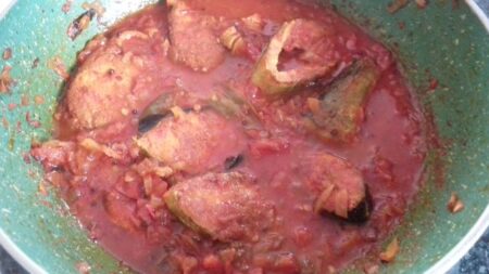 Simmer fish curry with tomato and tamarind