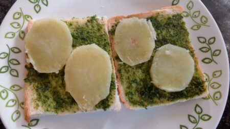 Place potato slices over green chutney