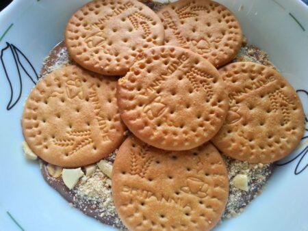 Last layer of Marie Biscuits for pudding