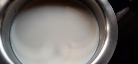 Boil milk for vermicelli kheer