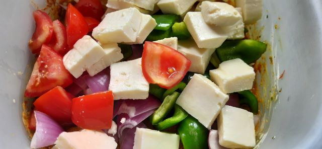Mix veggies with curd