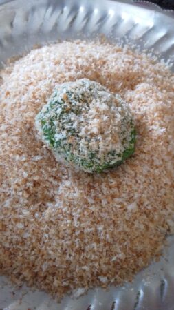 Coat Spinach kebabs with breadcrumbs