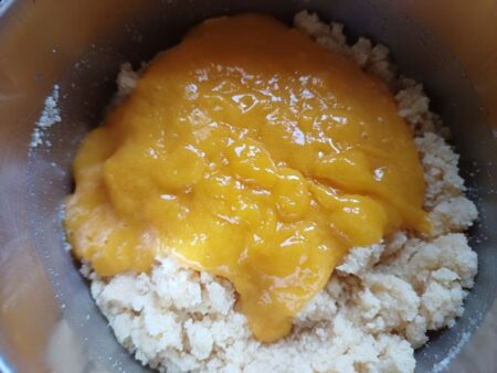 Add mango puree to suji