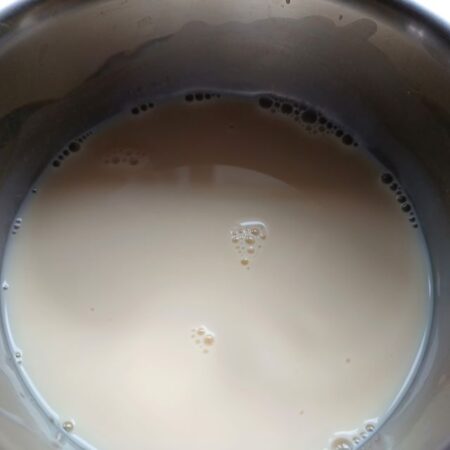 Boil milk for China grass jelly