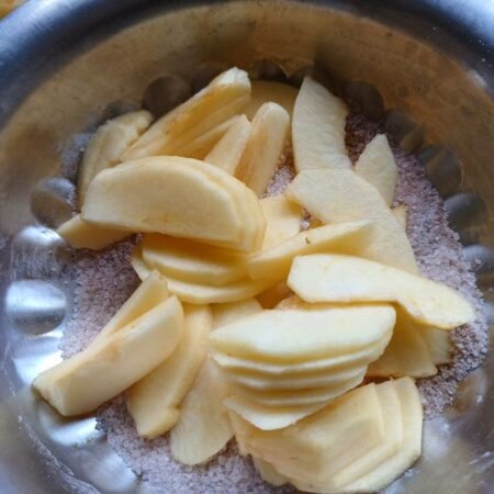 Add sliced apples to the spice