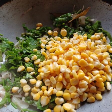 Chopped spinach and frozen sweet corn