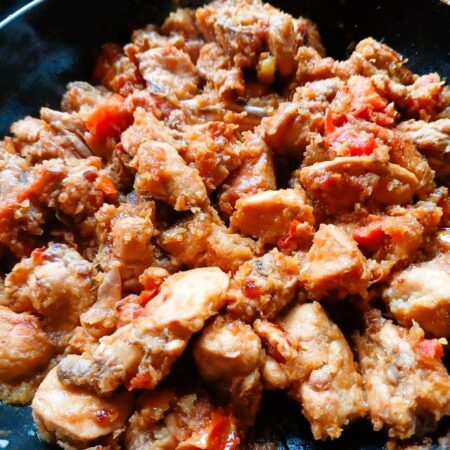 Cook chicken with tomatoes for Pakistani Recipe