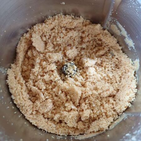 Biscuit crumbs for cheesecake base