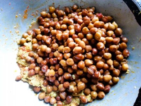 Add boiled kadala to the curry