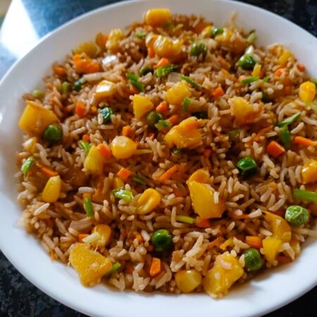 Simple pineapple fried rice, a delicious and quick vegetarian recipe