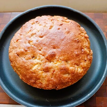 Cooled cake with apples, walnuts and cinnamon