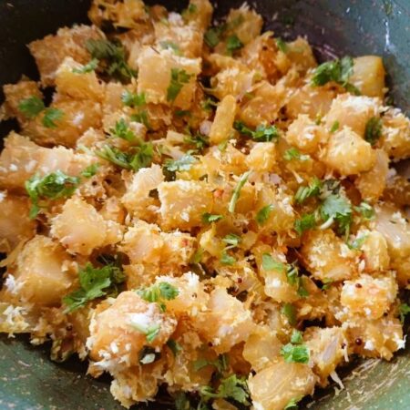 Garnish karra pendalam vepudu with coriander leaves