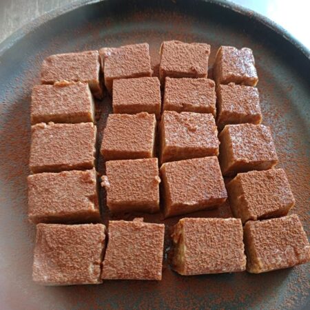 Dust cocoa on Coffee caramel pudding bites