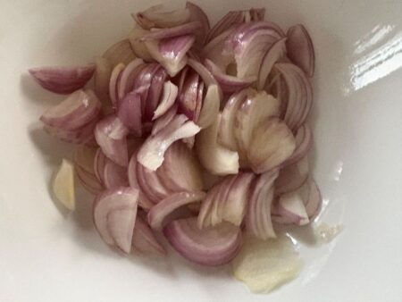 Sliced onions for mustard oil pickle recipe