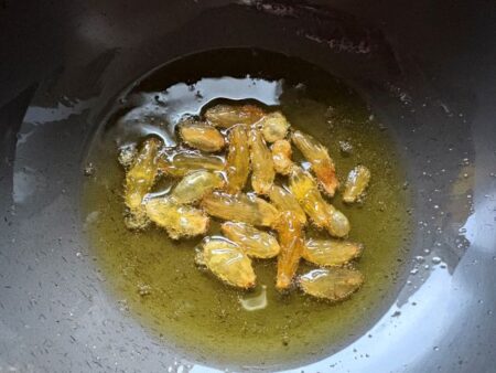Fry raisins for Sakkarai Pongal