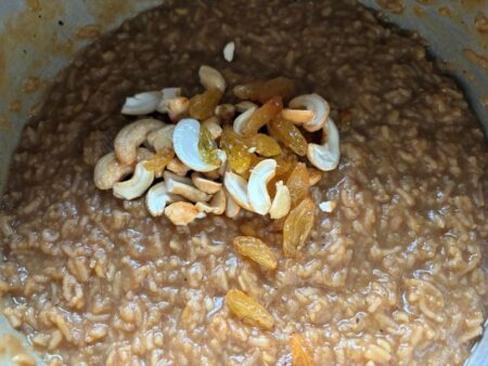 Add fried cashews and raisins to the Chakkara Pongal