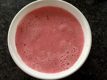 Pour tapioca pearls dessert into mould