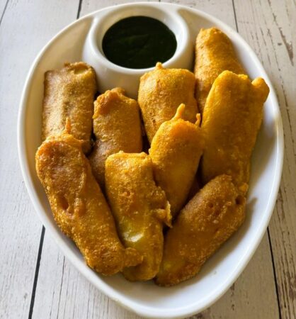 Raw banana fritters without eggs