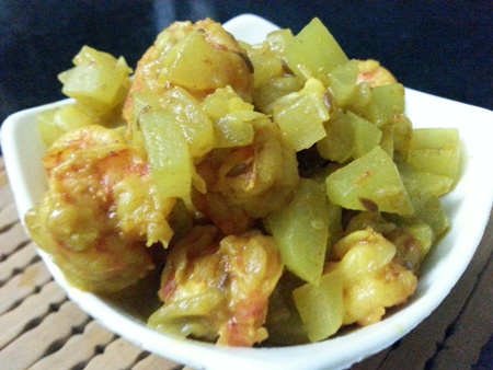 Lau Chingri – Bengali Bottle Gourd And Prawns Curry | Lau Diye Chingri
