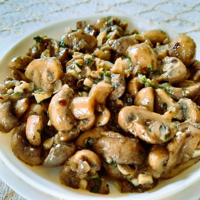 Butter Garlic Mushrooms – Sauteed Mushrooms Glazed With Garlic Butter ...